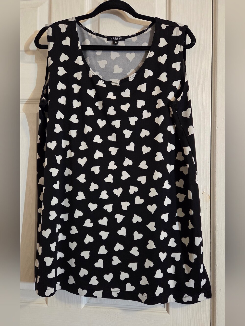 Vikki Vi Black & White Heart Print Sleeveless Top